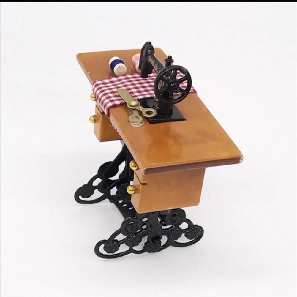 Miniature Sewing Machine - Picture 3 of 5